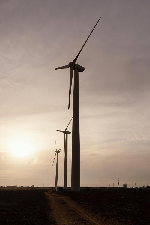 Photo industrielle d'un parc éolien en Bretagne