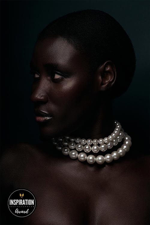 Photographe de Mode Professionnel Rennes - Photo portrait avec collier de perles - © Rodolphe Debyser