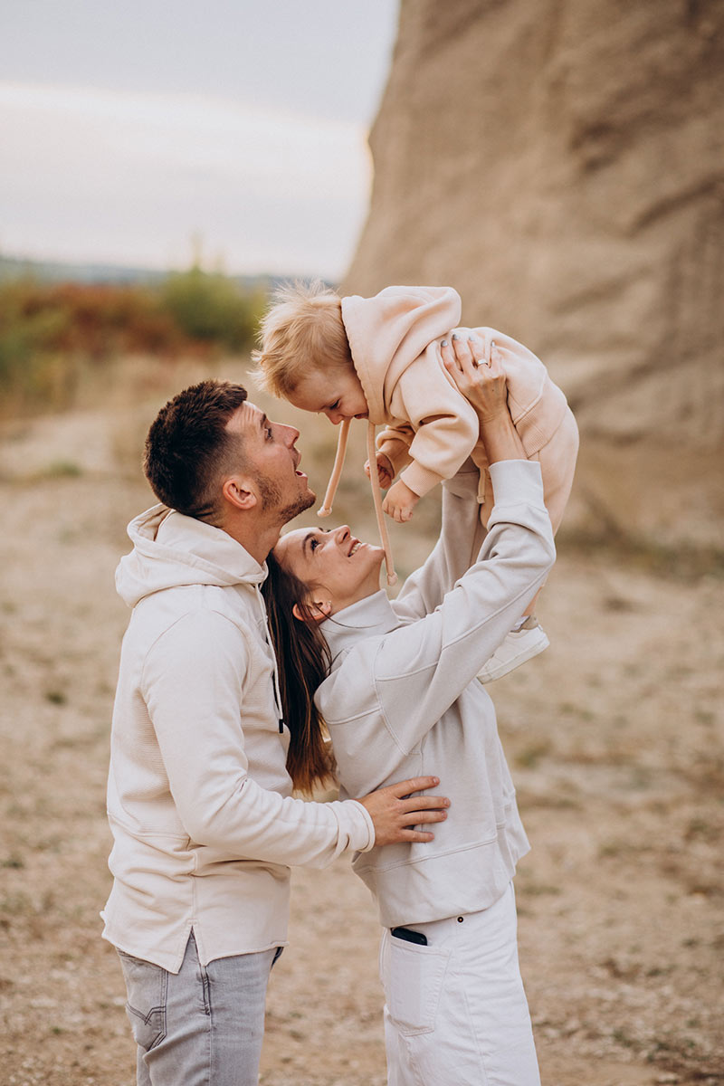 Séance photo famille Rennes - couple avec un bébé